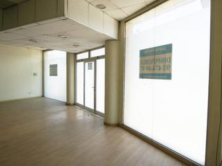Location Local commercial  Carrer esteve terrades. Gran fachada acristalada