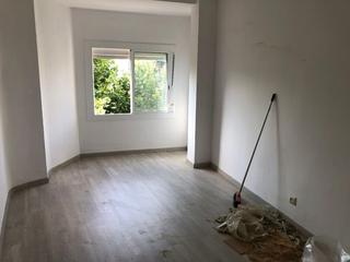 Lloguer Àtic  Passeig dels ferrocarrils catalans. Piso totalmente reformado de 3 h