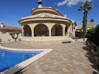Maison à Benijófar. Magniacutefica villavilla de estilo mediterraacuteneo construida