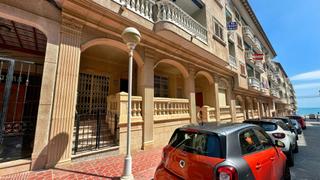 Etagenwohnung en Guardamar Playa. Se vende un bajo verdaderamente especial a tan solo 100 metros d