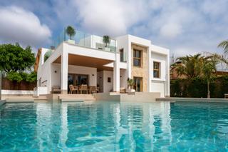 House in Campoamor. Villa de lujo a 800 metros del mar en campoamor, costa blanca su