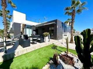 House in Villamartín-Las Filipinas. Moderno chalet pareado ubicado en el aacuterea de villamartiacut