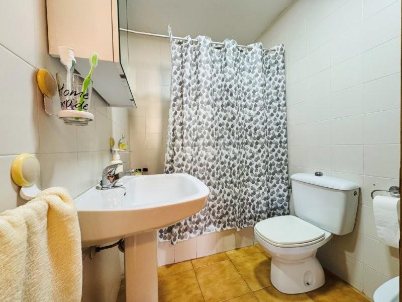 Foto 2e460d2c-2c0d-4ad7-8d2f-c320165b57df. Piso se trata de un apartamento situado a tan solo 150 metros de la playa. tiene una plaza de garaje muy buena incluido en el precio y en Torrevieja