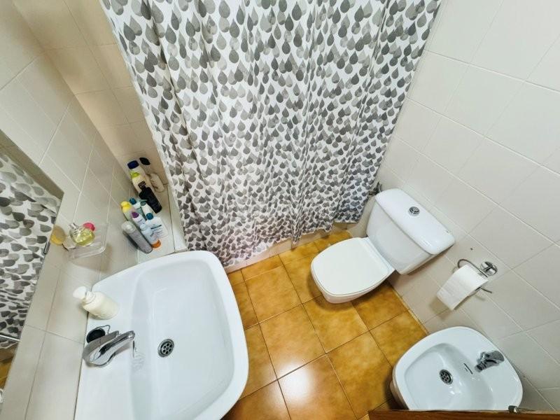 Foto 7898f0f2-61a0-4f9d-ad1d-5b97bcf16dec. Piso se trata de un apartamento situado a tan solo 150 metros de la playa. tiene una plaza de garaje muy buena incluido en el precio y en Torrevieja
