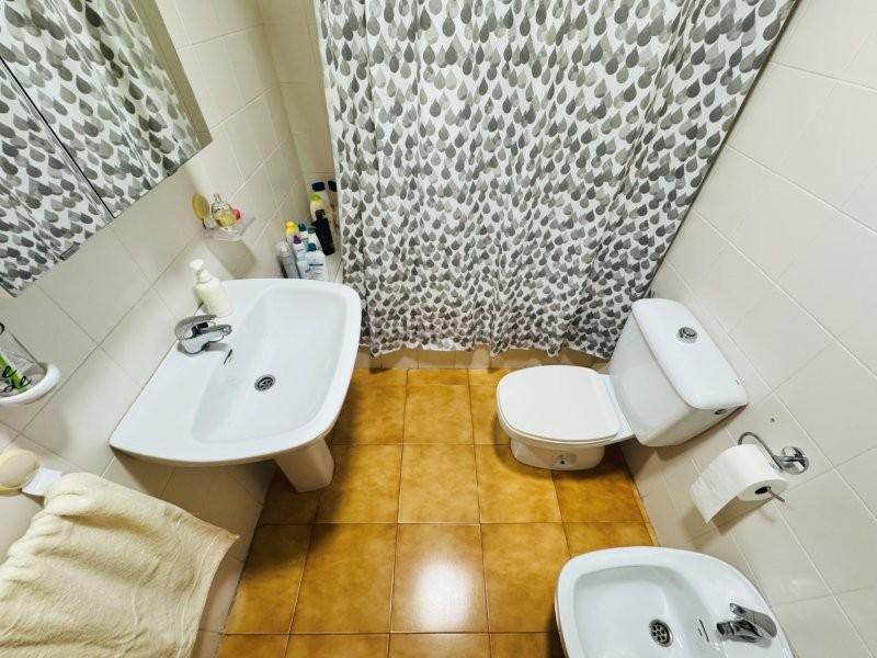 Foto bb350d2a-e303-42d1-bcc6-f8ed38ee2b49. Piso se trata de un apartamento situado a tan solo 150 metros de la playa. tiene una plaza de garaje muy buena incluido en el precio y en Torrevieja