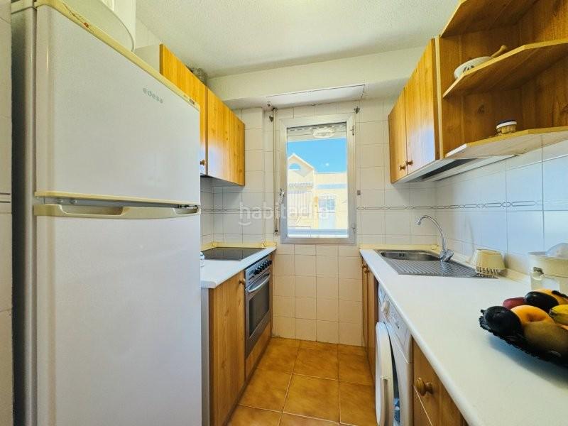 Foto e4f16514-5ebf-4ade-8224-f5d100f99c3c. Piso se trata de un apartamento situado a tan solo 150 metros de la playa. tiene una plaza de garaje muy buena incluido en el precio y en Torrevieja