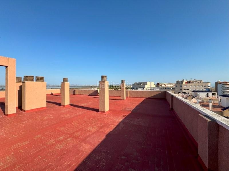 Foto f3d9c750-a1c3-44b6-b3a8-24609c2b7e2f. Piso se trata de un apartamento situado a tan solo 150 metros de la playa. tiene una plaza de garaje muy buena incluido en el precio y en Torrevieja