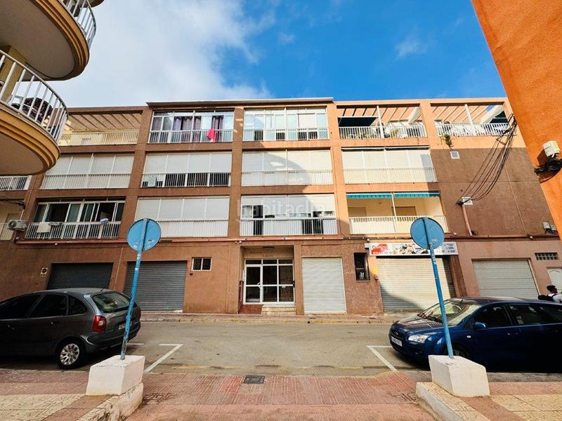 Foto 1ae7af12-4f51-48b0-beda-02db0c170683. Piso se trata de un apartamento ubicado en el centro de la mata, a tan solo 300 metros de la playa centro.es una primera planta con asc en Torrevieja