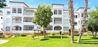 Flat in Villamartín-Las Filipinas. Presentamos este encantador apartamento en planta baja situado e