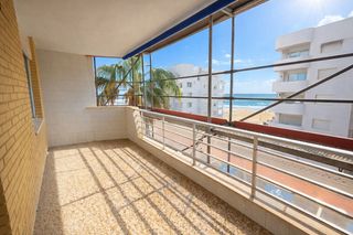 Piso en Guardamar Playa. Vivienda con vistas al mar a solo 20 metros de la playa roqueta