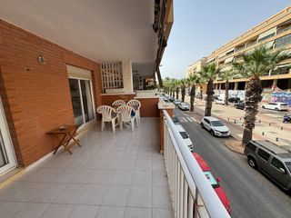 Pis a Guardamar Playa. La vivienda dispone de 2 dormitorios, 2 bantildeos, cocina indep