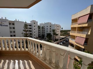 Pis a Las Viñas. Presentamos este luminoso y soleado apartamento en guardamar del