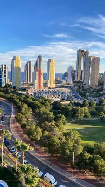 Foto b00a6f25-c275-4870-883d-9b23496cf199. Pis amb aparcament piscina a Via Parque Benidorm