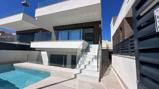 Maison à Los Europeos. Se venden dos modernas villas situadas a tan solo 50 metros de l
