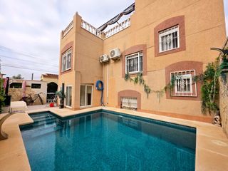 Casa in San Fulgencio. Se vende magniacutefica villa independiente ubicada en la zona d