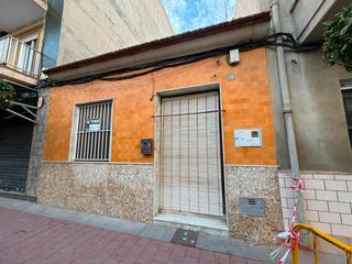 Casa a Pueblo. Te presentamos un adosado en el centro de guardamar del segurala