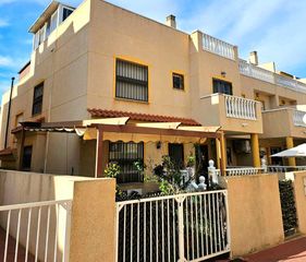 Casa en El Edén. Exclusivo adosado en esquina en guardamar del seguraampnbspdescu