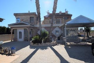 Xalet a El Edén. Bonito y lujoso chalet independiente en la huerta de guardamar a