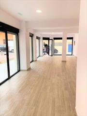 Local Comercial a Guardamar Playa. Les presentamos un local comercial junto a la playa. total de 54