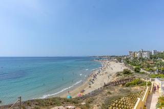 Pis a Campoamor. Fantástico apartamento con vistas panorámicas al mar en primera