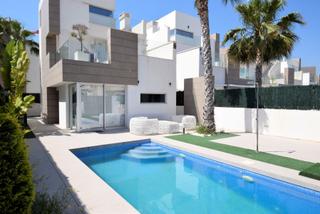 Casa a El Raso. Bonito chalet independiente con piscina privada climatizadaampnb
