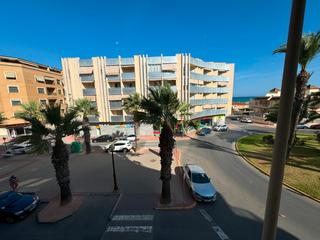 Flat in Las Viñas. Te presentamos un apartamento de 3 habitaciones en el mismo cent