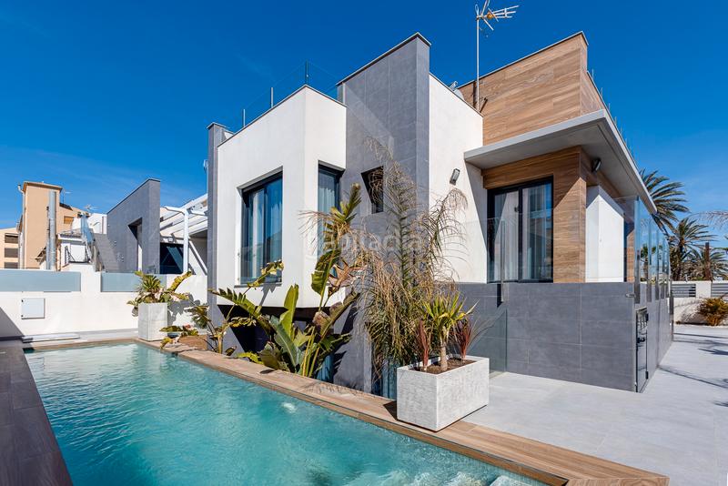 Foto eda0ba7d-ded6-4c4b-88ff-5328cc630c02. Haus mit parking pool in Los Europeos Torrevieja