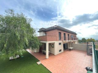 Xalet a Castellnou-Can Mir-Can Sol. Exclusivo y espectacular chalet en venta en rub!