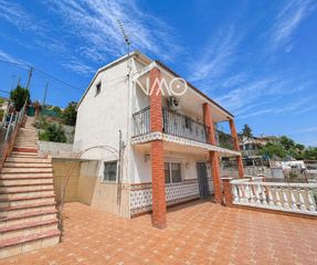 Chalet in Castellnou-Can Mir-Can Solà. Chalet en exclusiva en venta en can mir, rubí