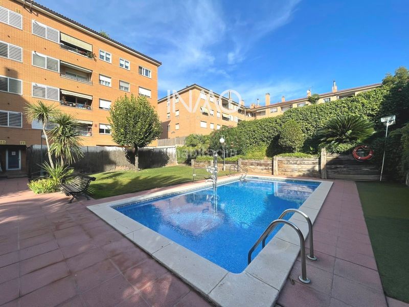 Piso terraza, piscina y parking! tu nuevo hogar en can alzamora en Rubí
