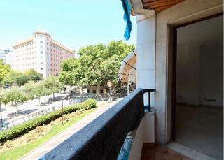 Rent Flat in Plaça dels Patins. Piso de grandes dimensiones y con parking en la rambla