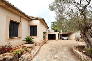 Chalet en Sa Cabaneta. Amplia casa con jardin y garaje en sa cabaneta.