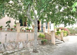 Masia a Costitx. Amplia rústica en las afueras de costitx