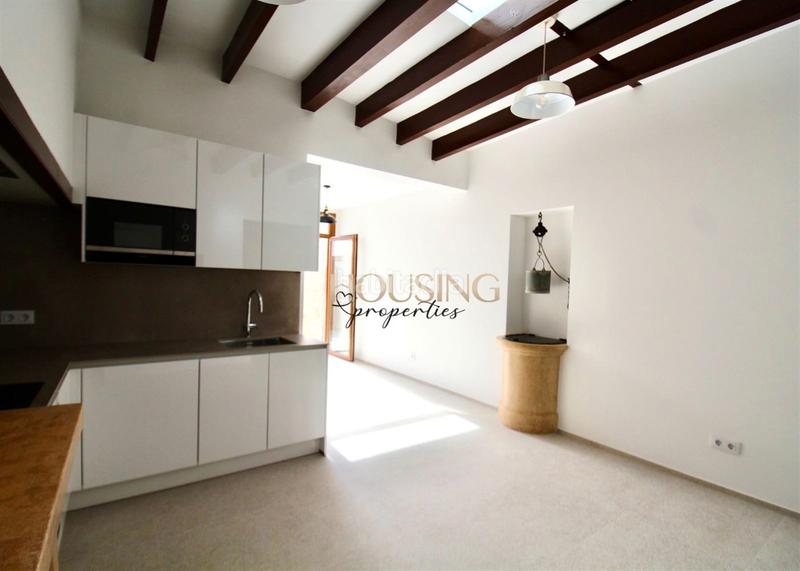 Foto a7436953-4c41-4c86-a889-b962bf26259a. Casa adossada amb xemeneia piscina a Llucmajor interior Llucmajor