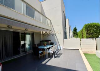 Casa a schiera in Les Maravelles. En residencial con piscinas y jardines