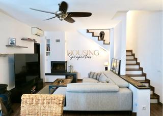 Semi detached house in L´Olivera. Adosado con terraza solarium y garaje en el amanecer