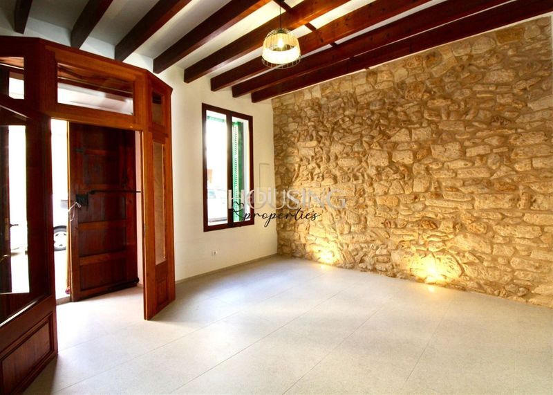 Foto 2ca1010e-0c40-4bbc-8110-1c7edc30610f. Casa adosada casa con reforma y parking, a estrenar, en el pueblo en Llucmajor