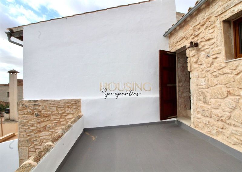 Foto 41c189ec-55b6-4a20-a485-0f6faa7d601f. Casa adosada casa con reforma y parking, a estrenar, en el pueblo en Llucmajor