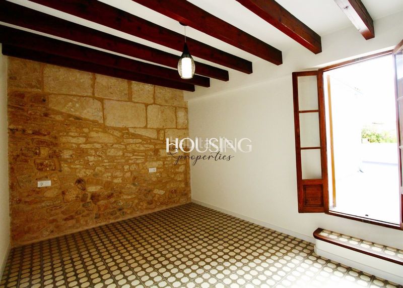 Foto 1c0b2173-8514-4f98-861f-054c76809896. Casa adossada amb xemeneia calefacció aparcament piscina a Llucmajor