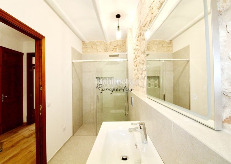 Foto d2305f1e-a87a-4c50-8d4d-c2e95f4445f4. Casa adossada amb xemeneia calefacció aparcament piscina a Llucmajor