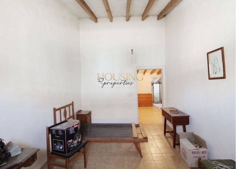 Foto fe0f3b05-c545-4fec-a072-3588d5539428. Casa adossada amb xemeneia a Llucmajor interior Llucmajor