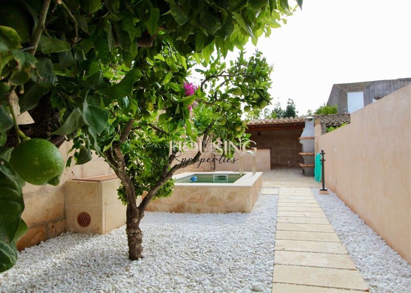 Foto f5fb203e-cb2e-46c5-bd38-8254636130e5. Casa adossada amb xemeneia calefacció aparcament piscina a Llucmajor