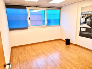 Miete Büro in Son Anglada. Oficina en centro de negocios en polígono son valentí.