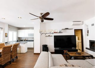 Reihenhaus in L´Olivera. Adosado con terraza solarium y garaje en el amanecer