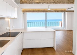 Rent Penthouse in S´Arenal. Con reforma a estrenar y primera linea mar