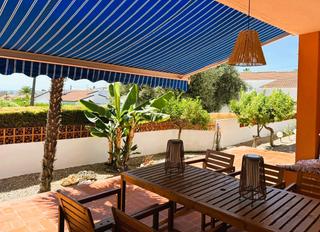 Chalet à Las Atalayas-Urmi-Cerro Mar. Chalet, vista al mar, terraza, jardín, piscina comunitaria, peñi