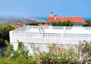 Chalet à Las Atalayas-Urmi-Cerro Mar. Chalet, vista al mar, terraza, jardín, piscina, peñiscola, costa