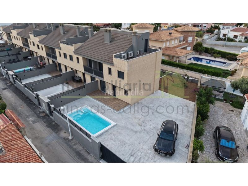 Foto 3a24bfe9-d81e-46c4-a187-87f4d9a7de6e. Casa adossada amb aparcament piscina a Costa Norte Vinaròs