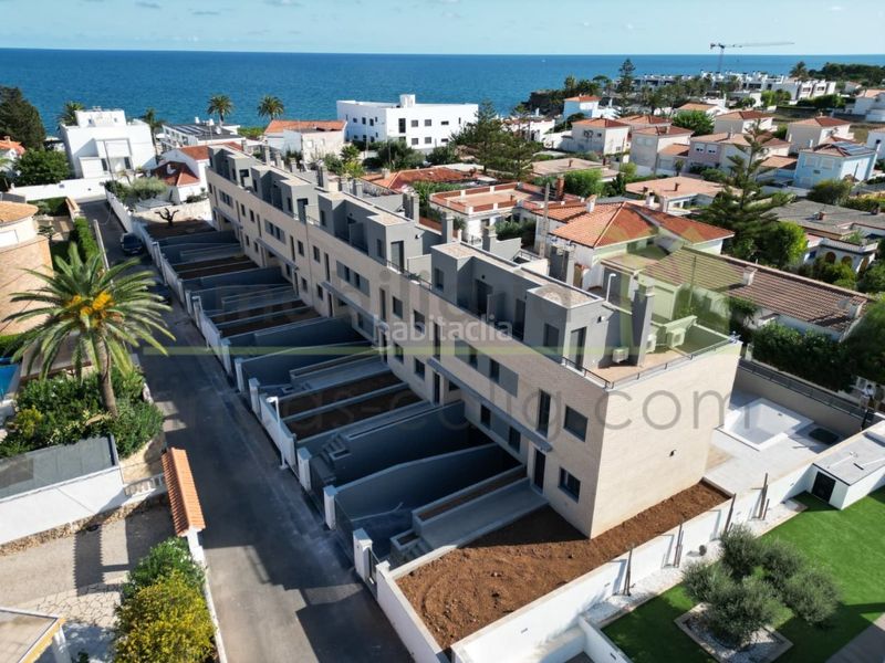 Foto 68de1604-38e3-4aa2-bd25-2cfd4d601544. Casa adossada amb aparcament piscina a Costa Norte Vinaròs