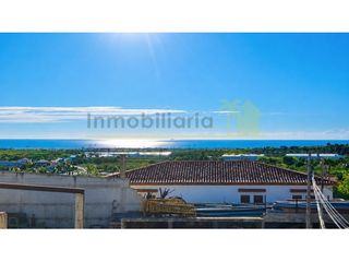 House  Calle benicarlo. Casa de pueblo con parcela edificable y vistas al mar